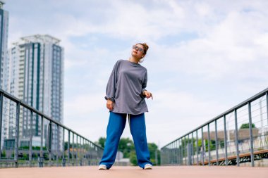 Genç sokak hip hop dansçısı spor kıyafetleriyle dans provasından önce ısınıyor aktif yaşam tarzı.