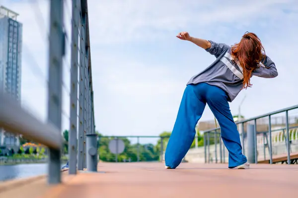 Jeune Rousse Hip Hop Danseur Rue Dans Les Danses Vêtements — Photo