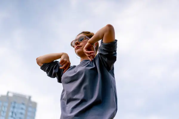 Молодая Уличная Танцовщица Хип Хопа Спортивной Одежде Занимающаяся Разминкой Перед — стоковое фото