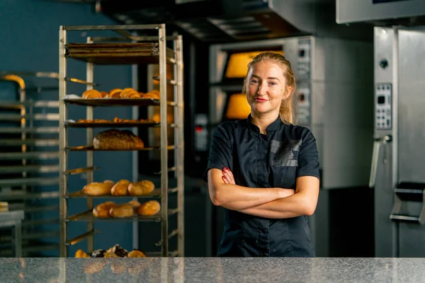 Porträtt Professionell Flicka Bagare Ett Bageri Mot Bakgrund Ugnar Och — Stockfoto