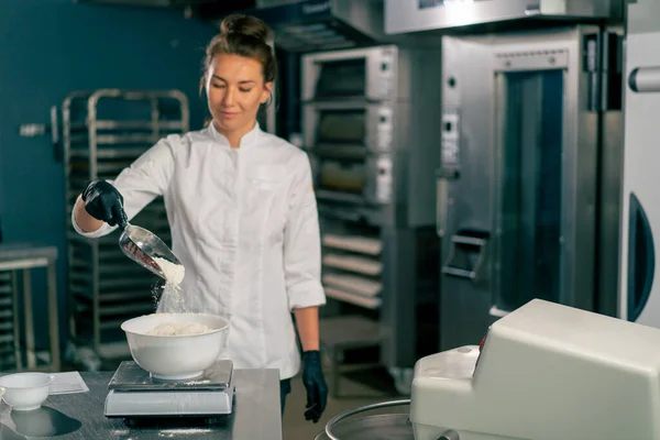 Vrouwelijke Bakker Giet Tarwebloem Een Mixer Voor Het Kneden Van — Stockfoto
