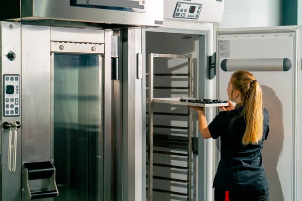 Bir Kızın Arkasından Vurulan Bir Pasta Şefi Buzdolabına Şeker Koyar — Stok fotoğraf