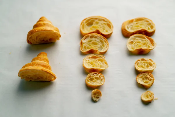 Symetricky Krájené Čerstvé Croissanty Leží Dokonale Ploché Krásné Stole Pekárně — Stock fotografie