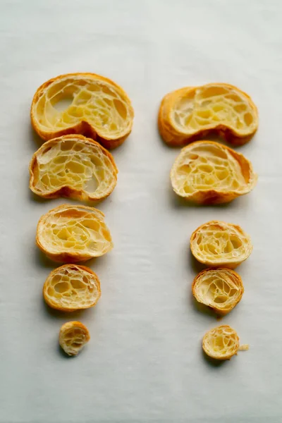 Croissants Frais Symétriquement Tranchés Trouvent Parfaitement Plat Beau Sur Table — Photo