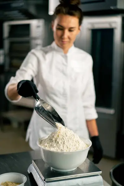 Een Close Van Een Vrouwelijke Bakker Een Witte Kokstuniek Die — Stockfoto