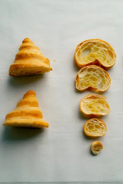 Croissants Frais Symétriquement Tranchés Trouvent Parfaitement Plat Beau Sur Table — Photo