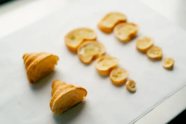 Symmetrisch Gesneden Verse Croissants Liggen Perfect Vlak Mooi Tafel Bakkerij — Stockfoto