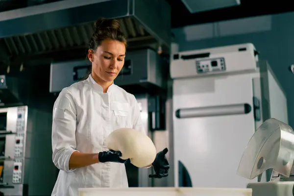 Profesyonel Kadın Fırıncı Sıcak Bir Fırında Taze Ekmek Pişirmek Için — Stok fotoğraf