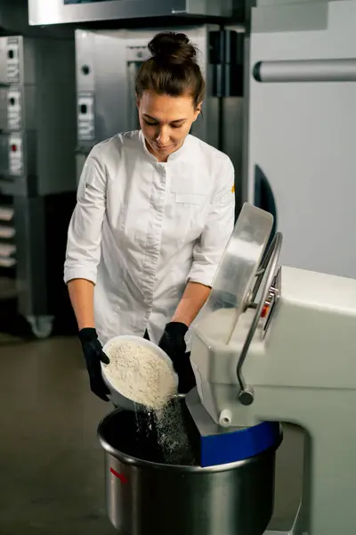 Uma Assadeira Feminina Túnica Chef Branco Amassa Massa Para Preparar — Fotografia de Stock
