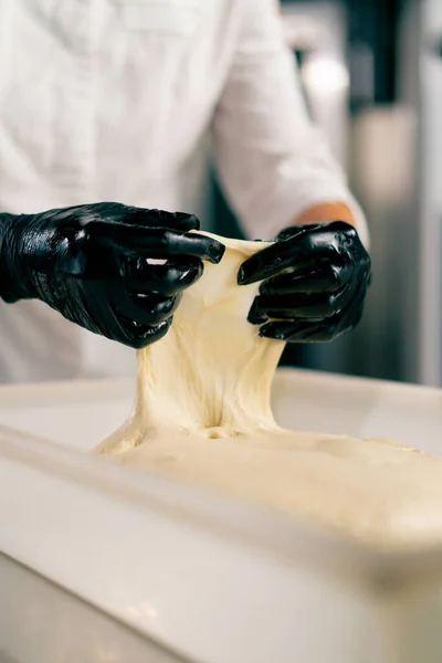 Närbild Kvinnliga Händer Handskar Som Lägger Degen Brödform Plåt För — Stockfoto