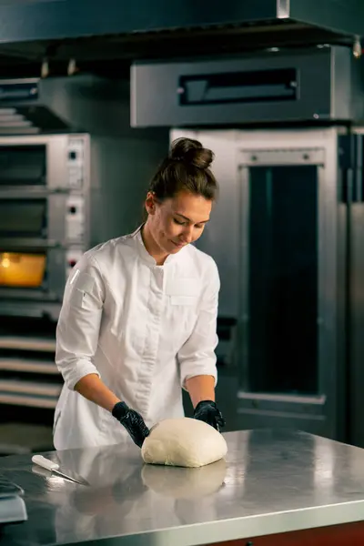 Profesyonel Kadın Fırıncı Sıcak Bir Fırında Taze Ekmek Pişirmek Için — Stok fotoğraf