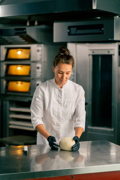 Professionelle Bäckerin Der Küche Formt Den Teig Einer Perfekten Brotform — Stockfoto