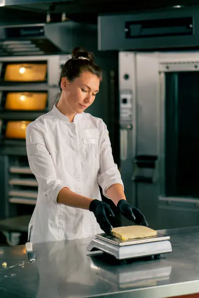 Mutfaktaki Profesyonel Kadın Fırıncı Hamuru Fırında Satılmak Üzere Mükemmel Bir — Stok fotoğraf