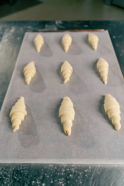 Des Croissants Identiques Semi Finis Trouvent Sur Surface Cuisine Prêts — Photo