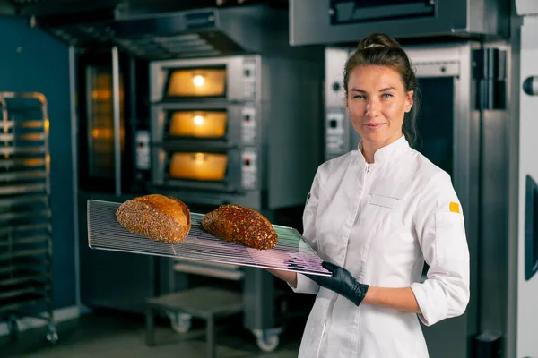 Smiling Female Chef Standing Freshly Baked Loaves Bread Kitchen Bakery — Stock Photo, Image