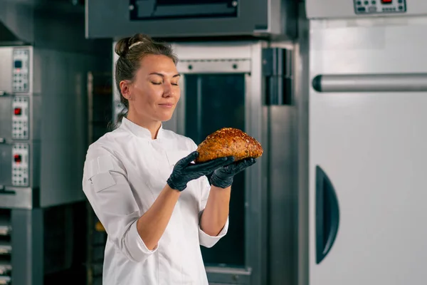 Flicka Ett Professionellt Bageri Kök Andas Och Njuter Doften Nybakat — Stockfoto