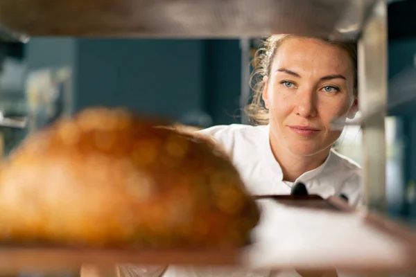 Kvinnlig Bagare Handskar Tar Fram Plåt Med Nybakat Varmt Bröd — Stockfoto