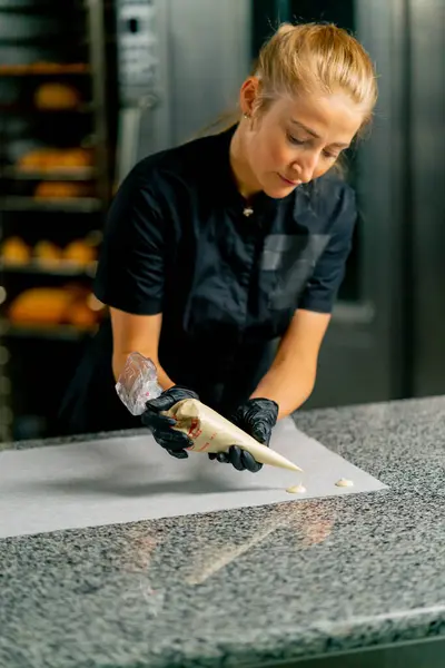 Pasta Torbası Kullanan Bir Kız Pasta Şefi Doğal Tatlılar Yapmak — Stok fotoğraf