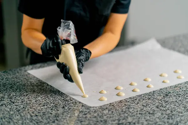 Bir Pastacı Pastanedeki Bir Pastanenin Parşömenine Doğal Şeker Şeklinde Çikolata — Stok fotoğraf