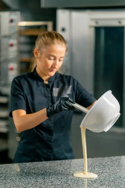 Een Jong Meisje Gebak Chef Kok Giet Gesmolten Hete Witte — Stockfoto