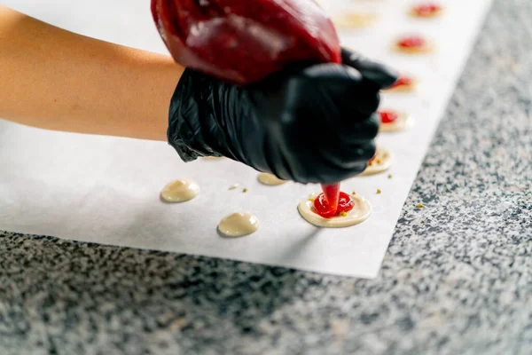 Handsken Från Konditor Klämmer Bärfyllningen Efter Naturlig Choklad Konditor — Stockfoto
