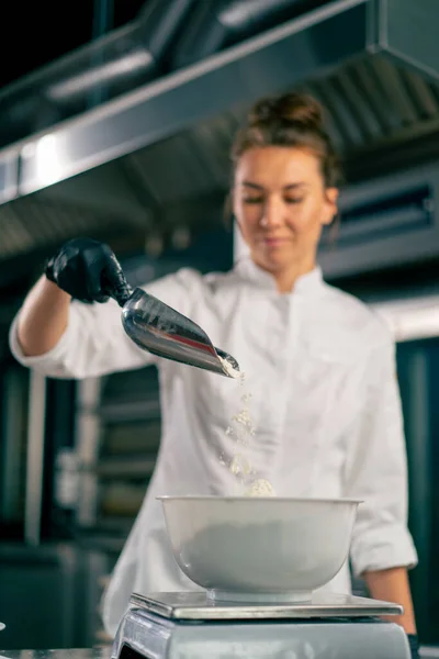 Vrouwelijke Bakker Schept Tarwebloem Met Een Speciale Lepel Deeg Kneden — Stockfoto