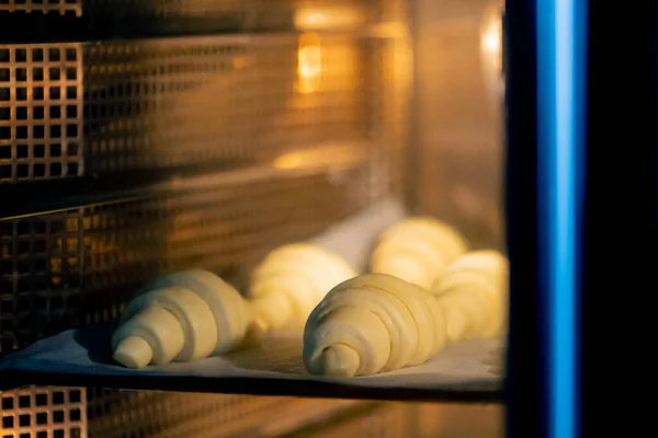 Kuru Lezzetli Kruvasanların Yüksek Sıcaklıkta Fırında Nasıl Hazırlanıp Pişirildiğini Yakından — Stok fotoğraf