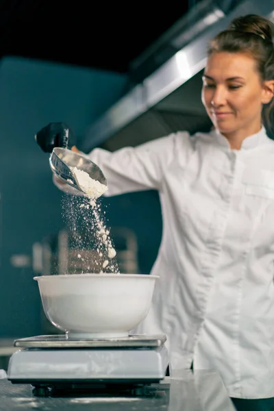 Vrouwelijke Bakker Schept Tarwebloem Met Een Speciale Lepel Deeg Kneden — Stockfoto