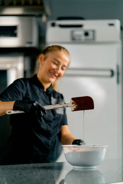 Glimlachende Meisje Chocolatier Met Behulp Van Een Siliconen Spatel Mengt — Stockfoto