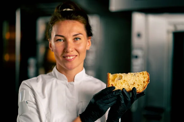Porträtt Leende Kvinnlig Bagare Som Håller Nyskuren Påsklimpa Med Russin — Stockfoto