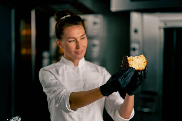 Porträtt Leende Kvinnlig Bagare Som Håller Bit Nyskuren Påsklimpa Och — Stockfoto