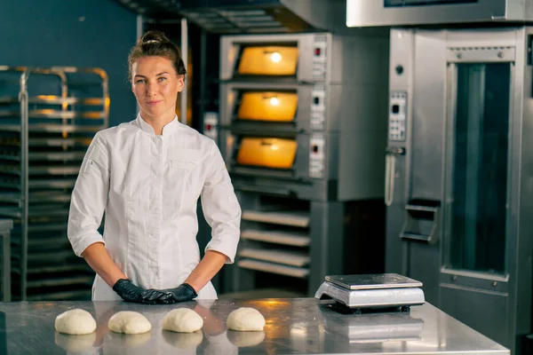 Assadeira Feminina Fica Atrás Uma Superfície Cozinha Profissional Uma Padaria — Fotografia de Stock
