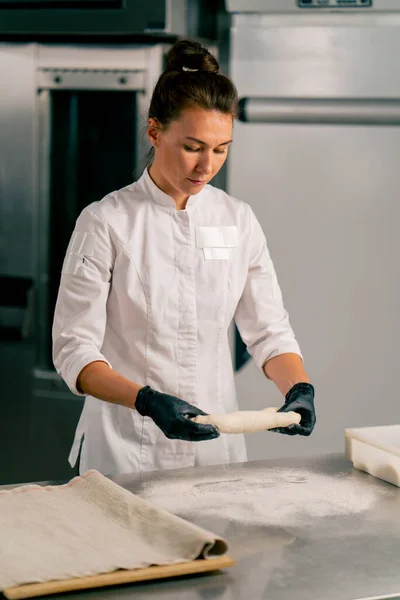 Konsantre Kadın Fırıncı Kruvasan Şekilleri Yaratmak Pişirmek Için Hamuru Eşit — Stok fotoğraf