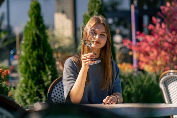 Vuxen Flicka Sitter Vid Ett Bord Trädgården Med Ett Glas — Stockfoto