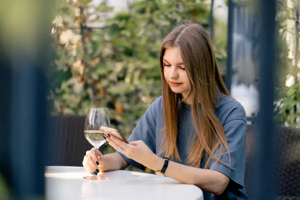 Trauriges Junges Mädchen Das Mit Einem Glas Wein Einem Tisch — Stockfoto