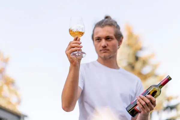 Männlicher Professioneller Sommelier Bereitet Den Gästen Weingarten Eine Flasche Wein — Stockfoto