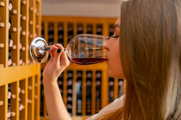 Zijaanzicht Van Een Langharig Meisje Dat Oude Wijn Drinkt Uit — Stockfoto