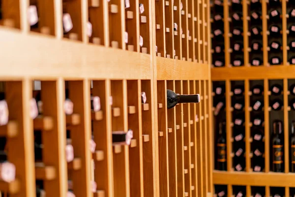 Restoranlar Için Yıllanmış Şarabın Saklandığı Yerin Altındaki Soğuk Şarap Mahzeni — Stok fotoğraf