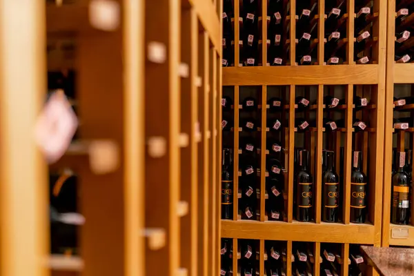Restoranlar Için Yıllanmış Şarabın Saklandığı Yerin Altındaki Soğuk Şarap Mahzeni — Stok fotoğraf