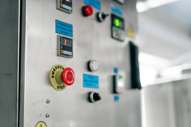 Özel alkollü içecek üretim tesisinde buzdolabının düğmeleri olan sıcaklık kontrol paneli