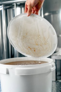 Ballı içeceklerin üretiminde büyük bir kovanın doğal ballı açık kapağının yakın plan çekimi.