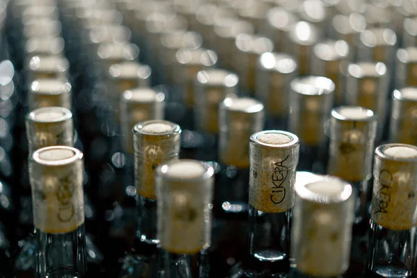 Close Garrafas Vinho Envelhecido Com Rolhas Madeira Caixas Armazenadas Uma — Fotografia de Stock