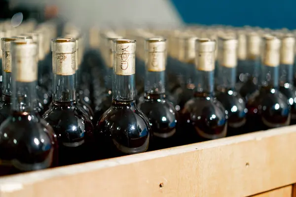 Närbild Flaskor Med Lagrat Vin Med Träproppar Lådor Som Förvaras — Stockfoto
