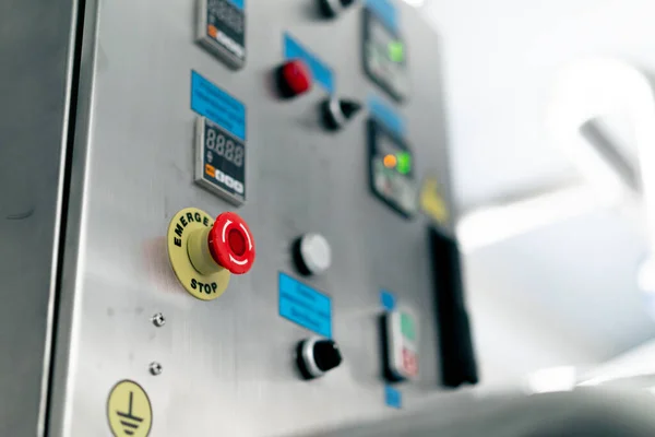 某专业酒精饮料生产厂冰箱上有按钮的温度控制板 — 图库照片