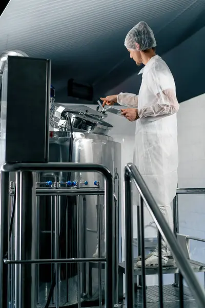 酒厂工作服专业技师打开酒柜检查发酵阶段 — 图库照片