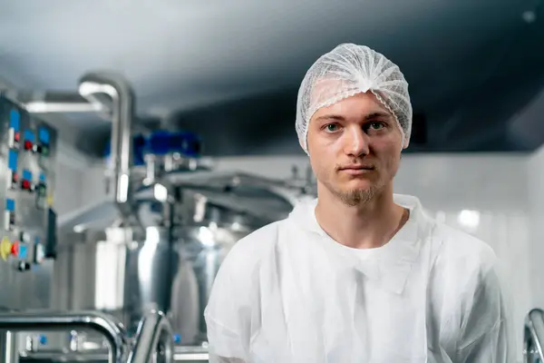 Portrait Serious Technologist Special Uniform Standing Brewery His Arms Crossed — Stock Photo, Image