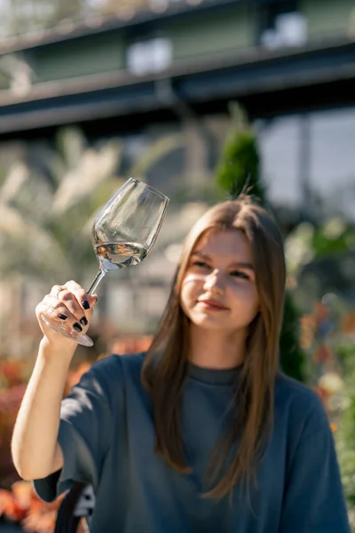 Una Giovane Bella Ragazza Tiene Mano Bicchiere Vino Esamina Attentamente — Foto Stock