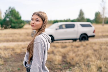 Ormanda seyahat için bir tarlada duran güzel bir kızın portresi.