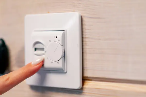 Mano Mujer Enciende Botón Para Calefacción Por Suelo Radiante Ajusta —  Fotos de Stock