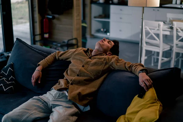 Joven Quedó Dormido Sentado Sofá Con Mando Distancia Mano Viendo —  Fotos de Stock